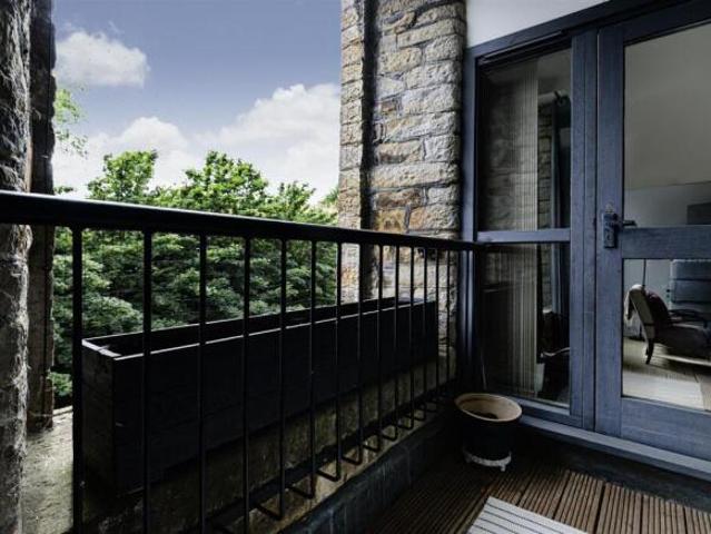 Apartment for sale in Longwood, West Yorkshire