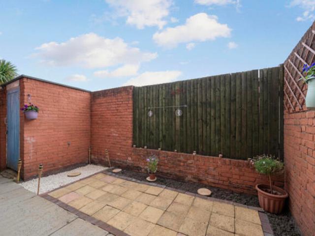 Apartment for sale in London Borough of Merton, Raynes Park