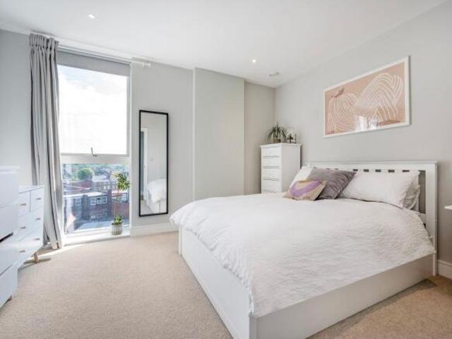 Apartment for sale in Summerstown, Greater London