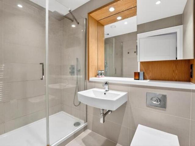 Apartment for sale in Summerstown, Greater London
