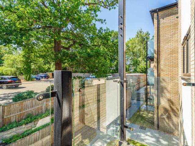 Apartment for sale in Five Acres, Hertfordshire