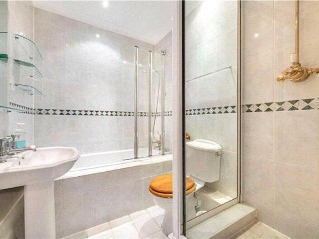 Apartment for sale in Barnes, Greater London