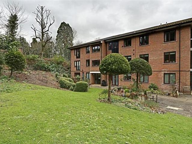 Apartment for sale in Uxbridge, Greater London