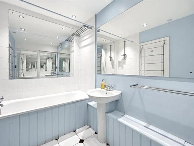 Apartment for sale in Cat Hill, England