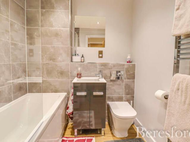 Apartment for sale in Navestock Side