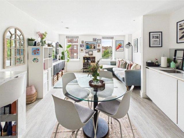 Apartment for sale in Cat Hill, England