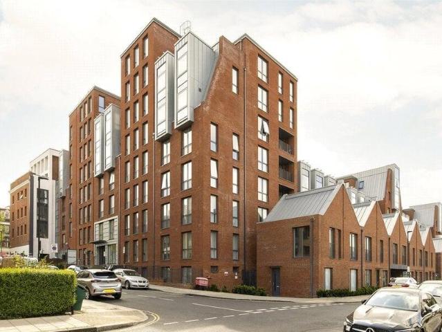 Apartment for sale in Cat Hill, England