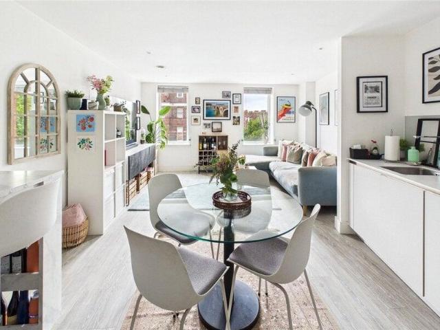 Apartment for sale in Cat Hill, England