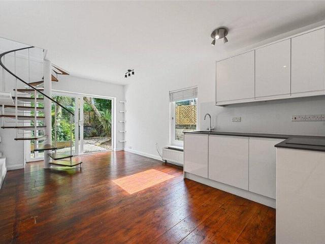 Apartment for sale in Cat Hill, England