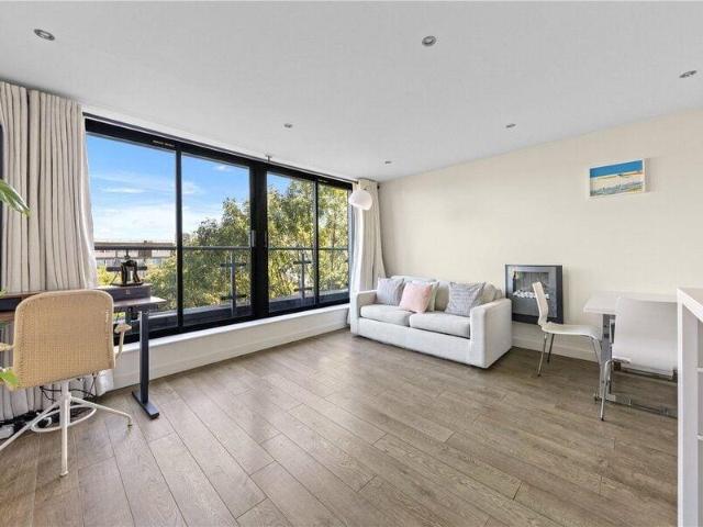 Apartment for sale in Cat Hill, England
