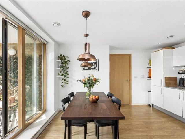 Apartment for sale in Cat Hill, England