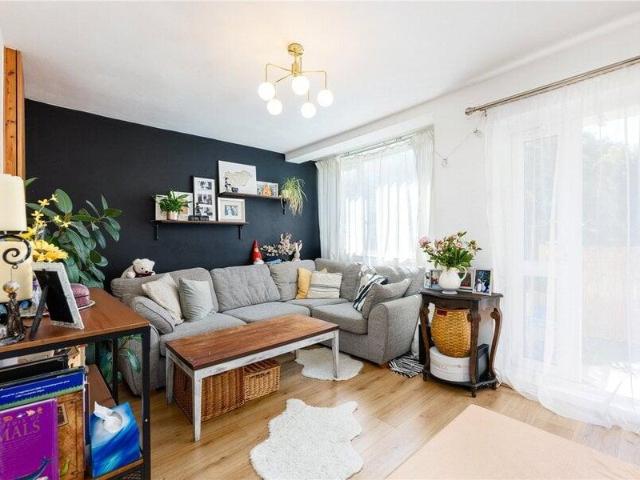 Apartment for sale in Cat Hill, England