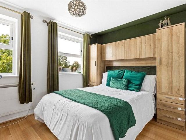 Apartment for sale in Cat Hill, England