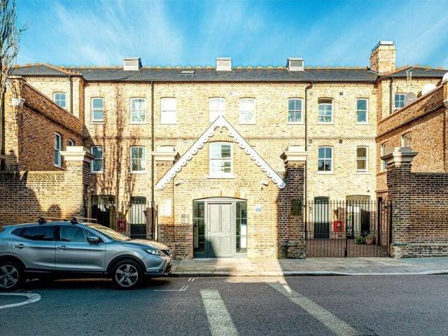 Apartment for rent in Cat Hill, England
