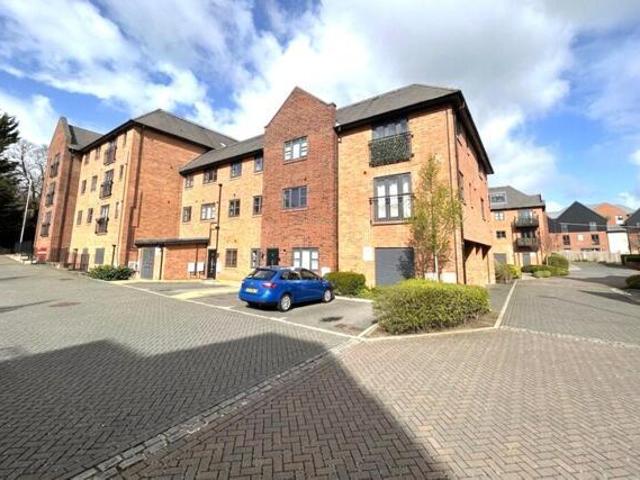 Apartment for sale in Hart, Hampshire
