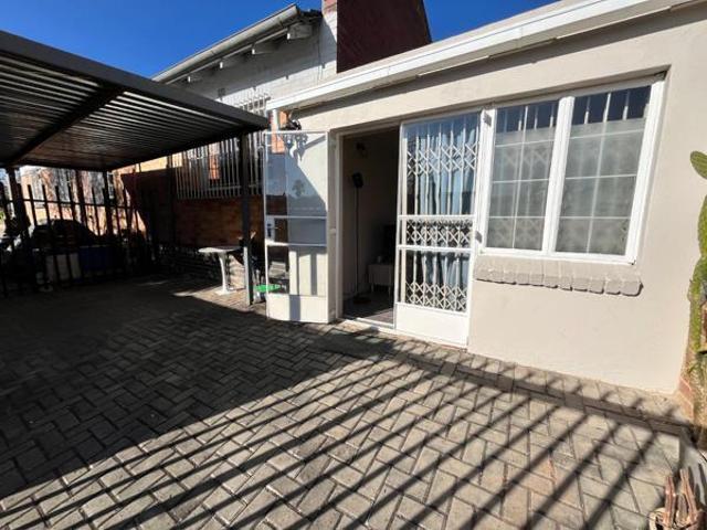 Room for rent in Rosebank, Gauteng