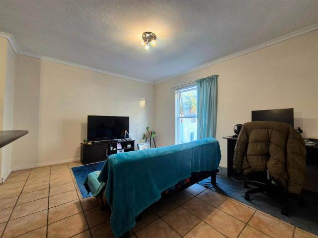 Flat for sale in Cape Town, Southern Suburbs
