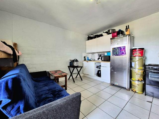 Flat for sale in Cape Town, Southern Suburbs