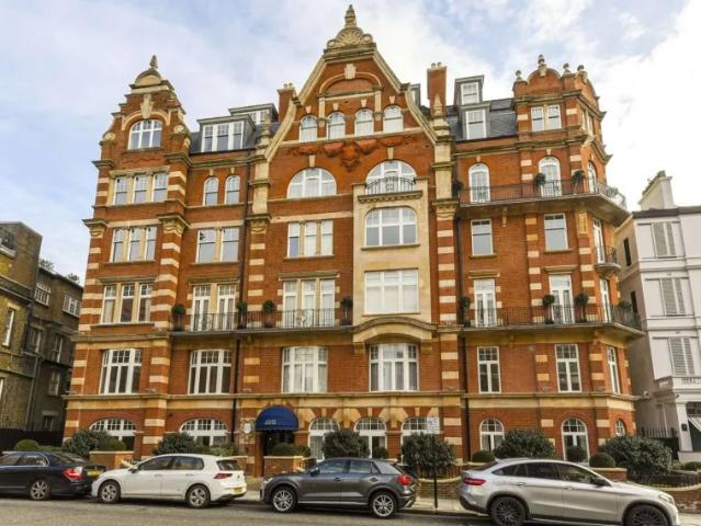 Apartment for sale in Kensington, Greater London