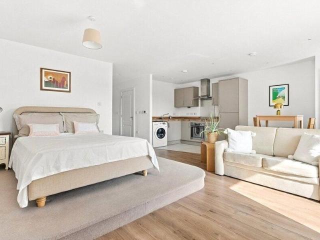 Apartment for sale in Kingston Road Allotments, Greater London