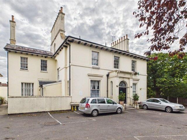 Apartment for sale in Cat Hill, England
