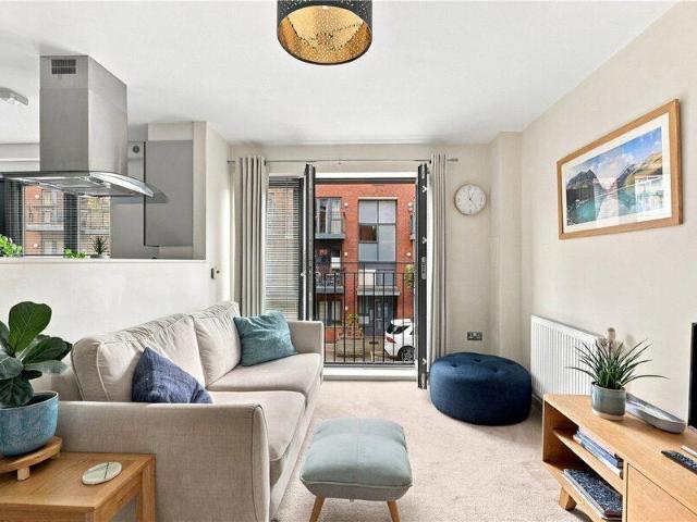 Apartment for sale in Cat Hill, England