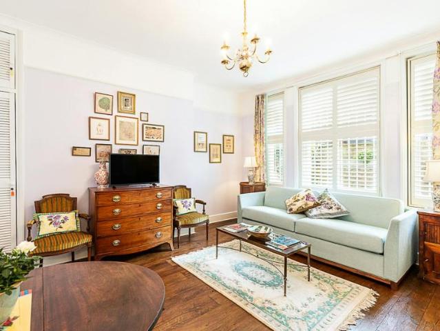 Apartment for rent in Queen's Park, Greater London