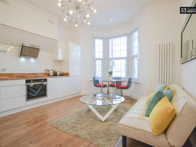 Apartment for rent in Lyons, Greater London