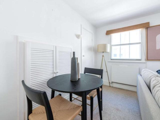 Apartment for rent in Lyons, Greater London