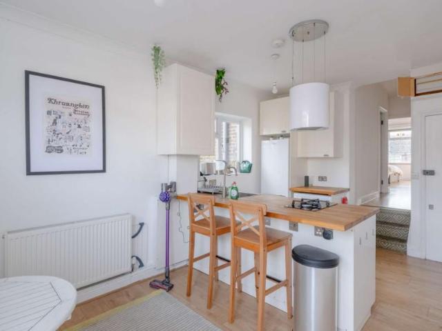 Apartment for rent in Lyons, Greater London