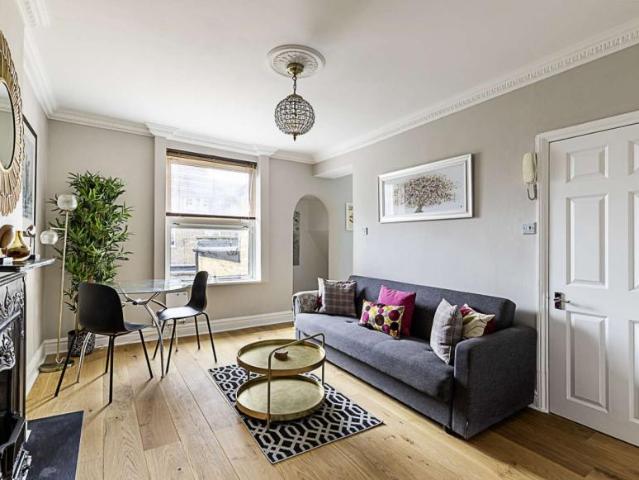 Apartment for rent in Lyons, Greater London