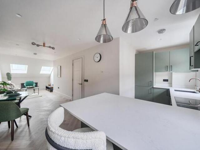 Apartment for sale in Summerstown, Greater London