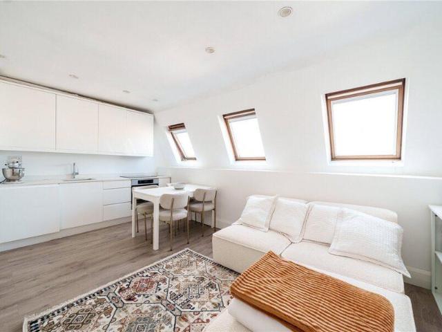 Apartment for sale in Cat Hill, England