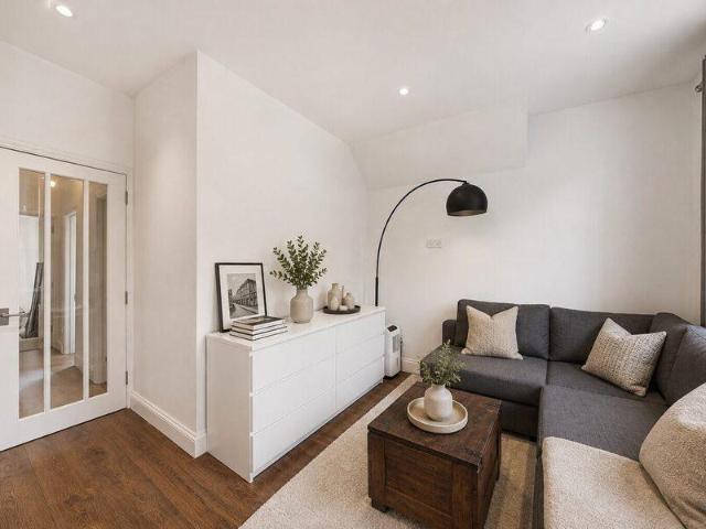 Apartment for sale in Cat Hill, England