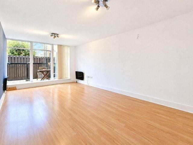 Apartment for rent in Cat Hill, England