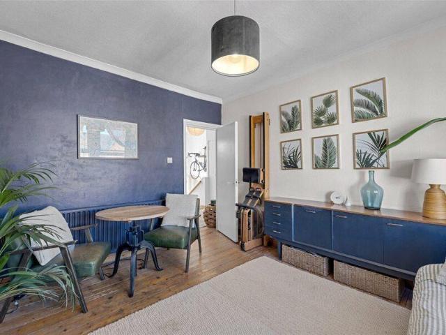 Apartment for sale in Cat Hill, England
