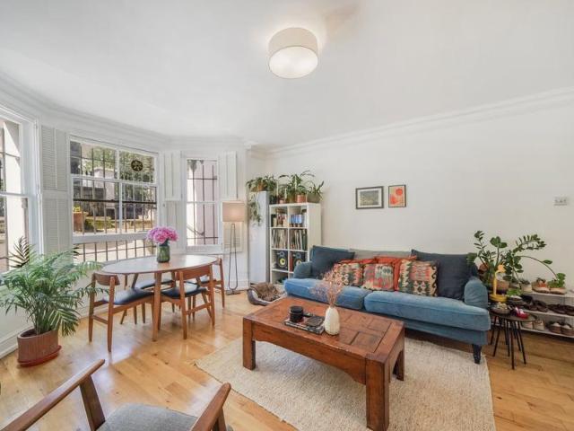 Apartment for sale in Cat Hill, England