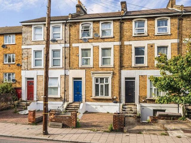 Apartment for sale in Cat Hill, England
