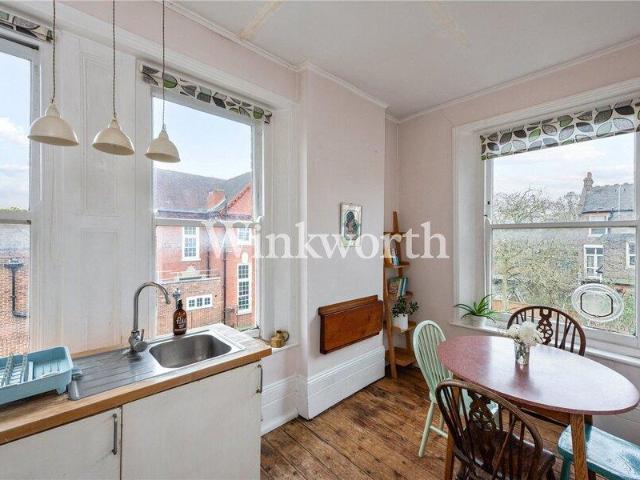 Apartment for sale in Cat Hill, England