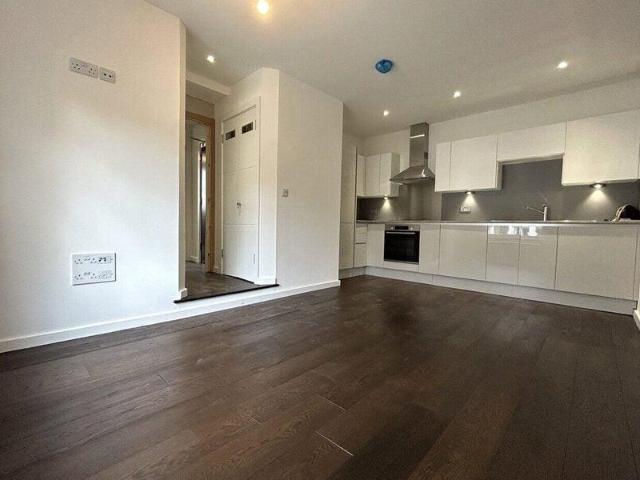 Apartment for rent in Cat Hill, England