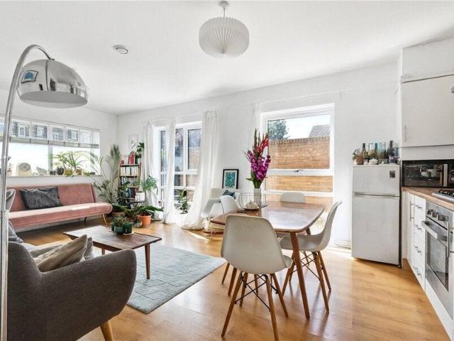 Apartment for sale in Cat Hill, England