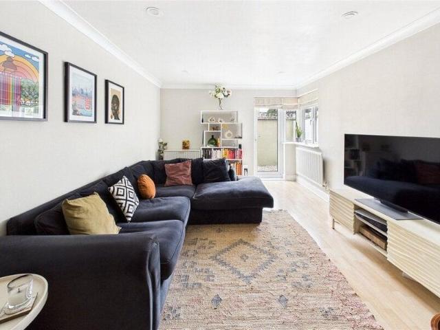 Apartment for sale in Cat Hill, England