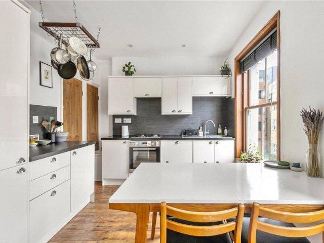 Apartment for sale in Cat Hill, England