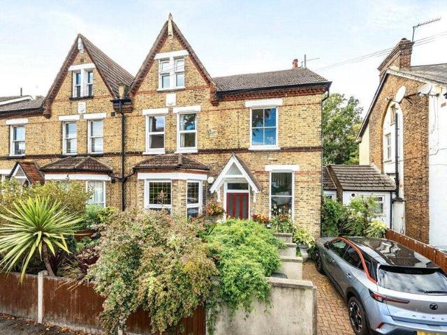 Apartment for sale in Cat Hill, England