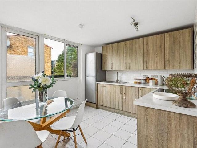 Apartment for sale in Cat Hill, England