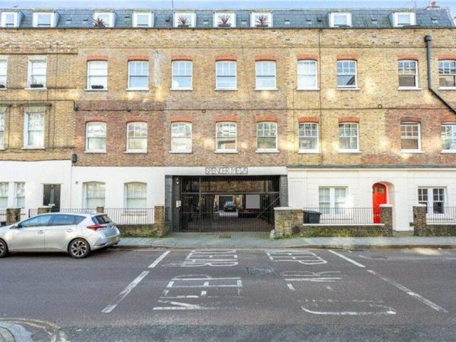 Apartment for sale in Cat Hill, England