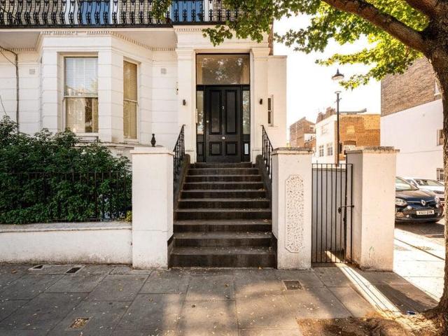 Apartment for sale in Cat Hill, England