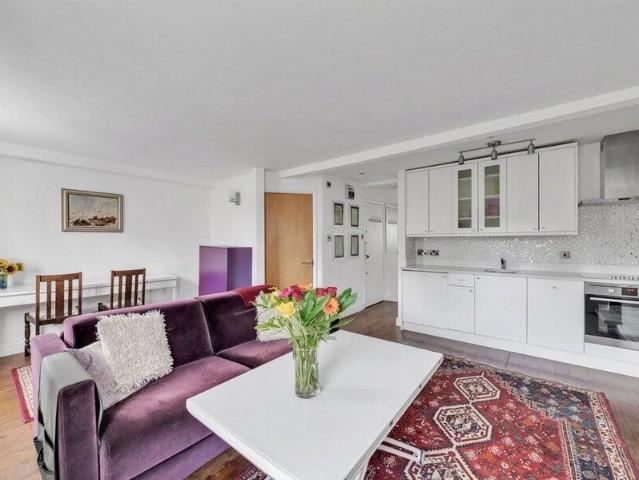 Apartment for sale in Cat Hill, England