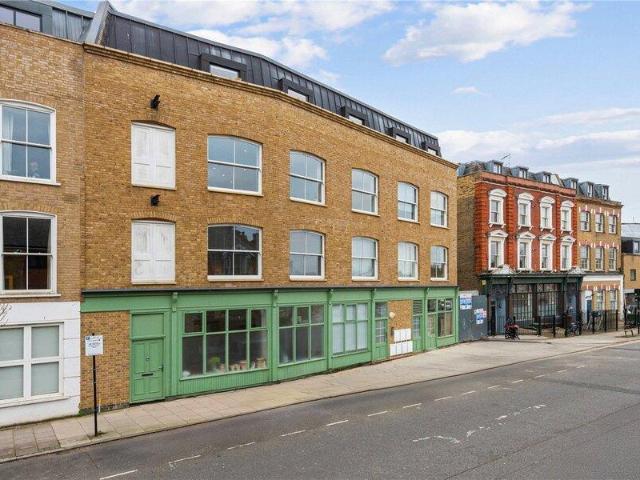 Apartment for sale in Cat Hill, England