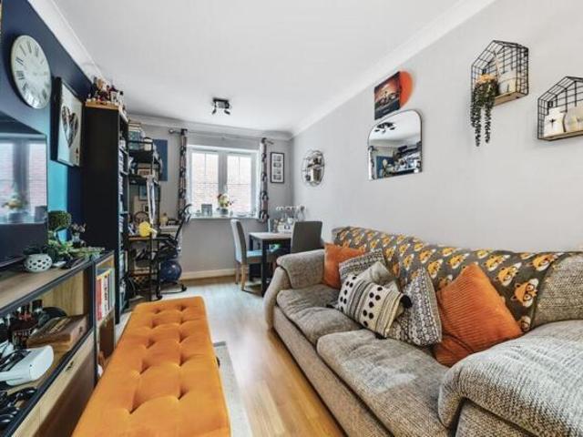 Apartment for sale in Heol-las, Surrey